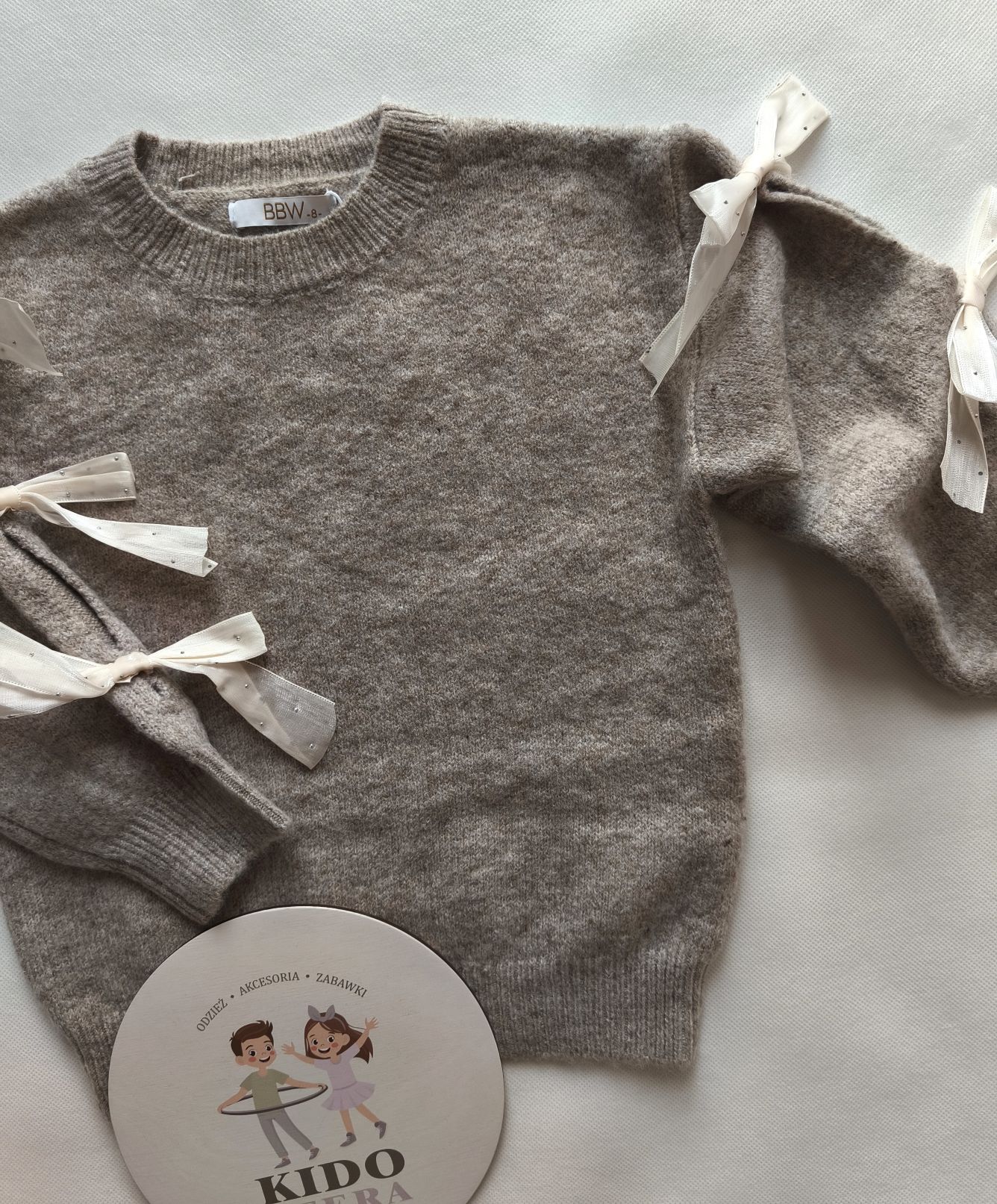 Sweter z kokardami - obrazek 2