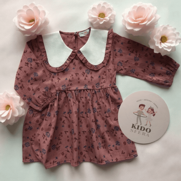 Sukienka w kwiaty z dużym kołnierzem